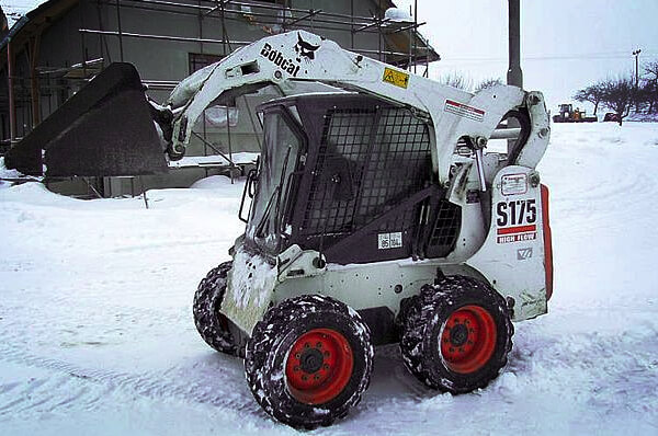 Bobcat S175 pro nakládku sněhu